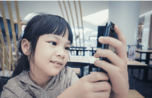 niña con su primer móvil ¿Qué es el control parental?