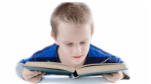Niño estudiando