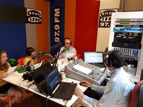 Alumnos en la radio- Las Colinas F.M.