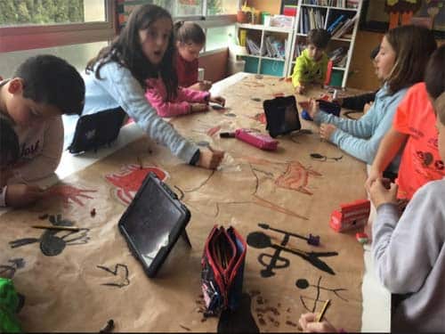 Alumnos trabajando con tabletas