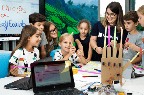 #MicrosoftEDULab niños jugando