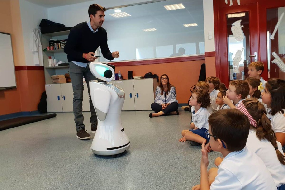 Un nuevo compañero ha llegado al aula... ¡y es un robot! SANBOT robot en el aula
