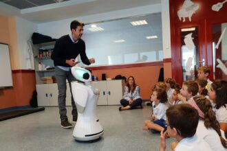 SANBOT robot en el aula
