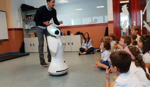 SANBOT robot en el aula