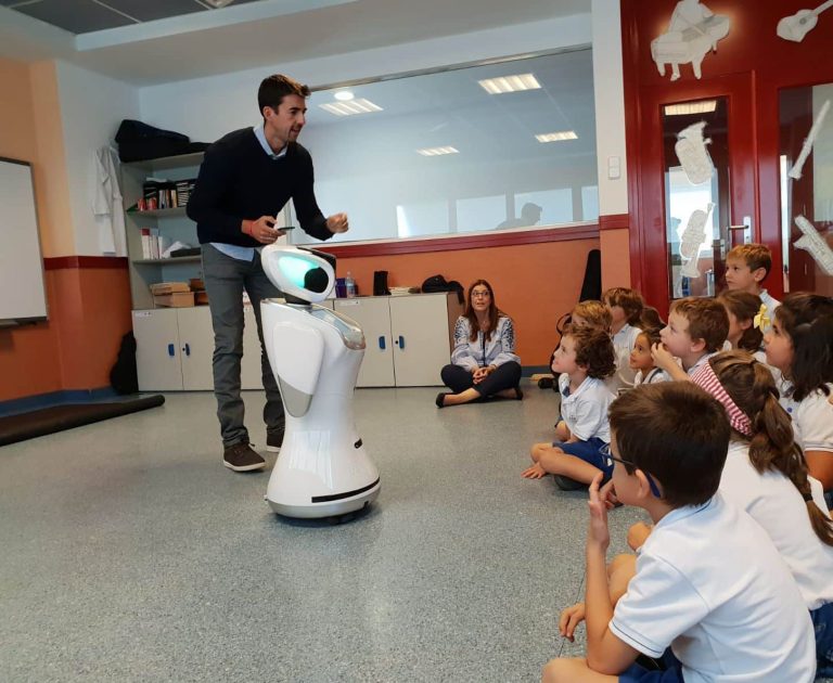 SANBOT robot en el aula