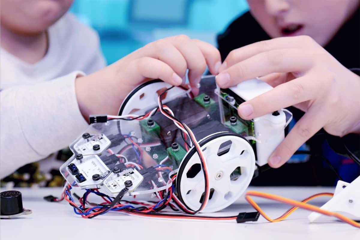 La solución para enseñar robótica y programación bmaker
