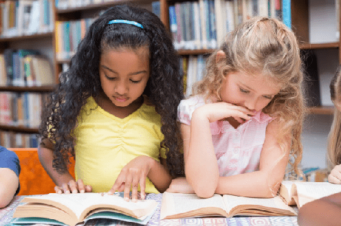 estudiantes leyendo en el aula