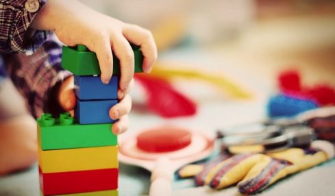 Jugar contribuye al desarrollo infantil