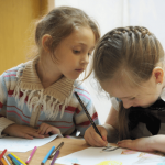 ACNUR niñas refugiadas en clase estudiando