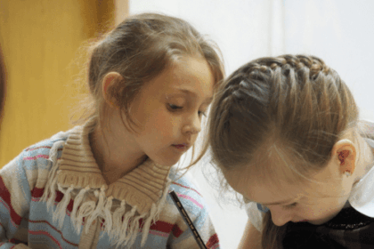 ACNUR niñas refugiadas en clase estudiando