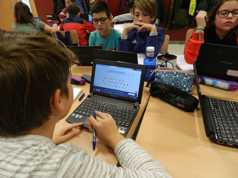 Los Estudiantes De 6º De Primaria Participando En Un Escape Room Para Repasar Matemáticas