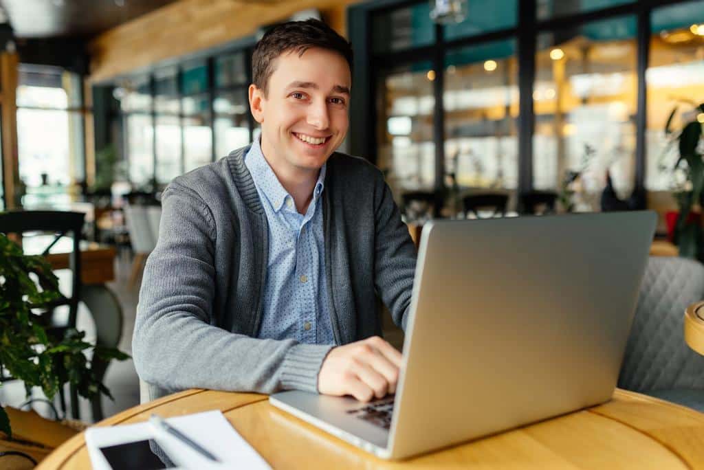 Estudiante cursos formación oposiciones con ordenador
