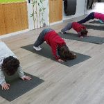 clase de yoga en el aula