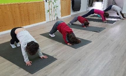 clase de yoga en el aula