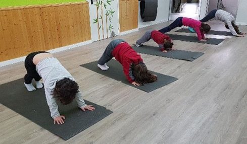 clase de yoga en el aula