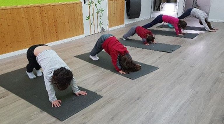 clase de yoga en el aula