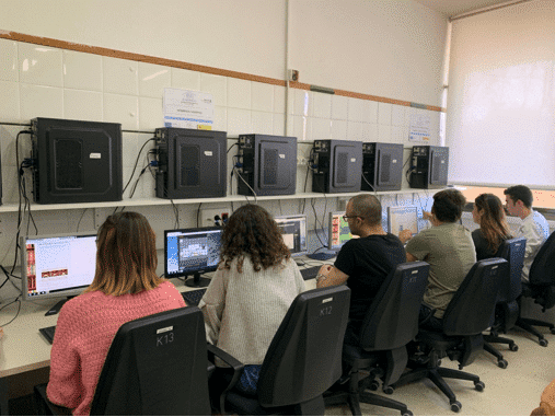 Alumnos De Fp Utilizando Ordenadores