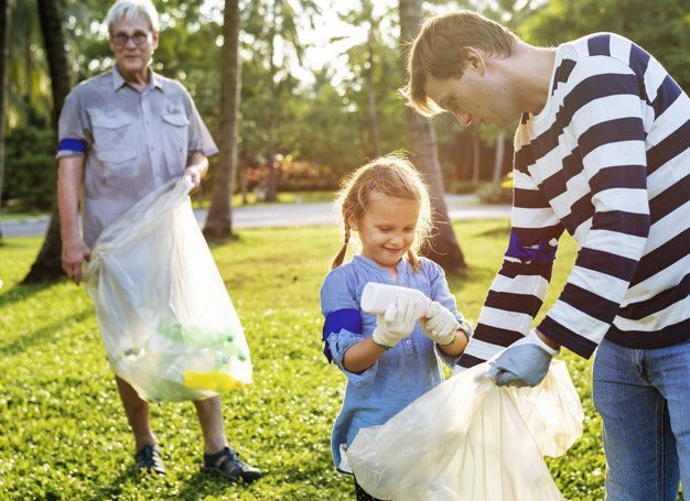 Niños recogiendo basura