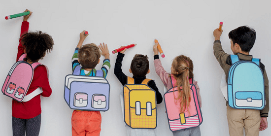 niños escribiendo en pizarra