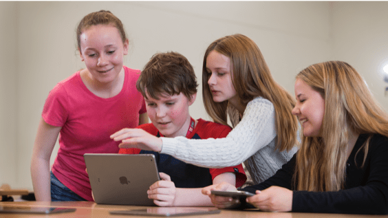 Estudiantes utilizando un ordenador de Apple