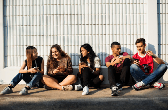 Grupo de adolescentes viendo el móvil