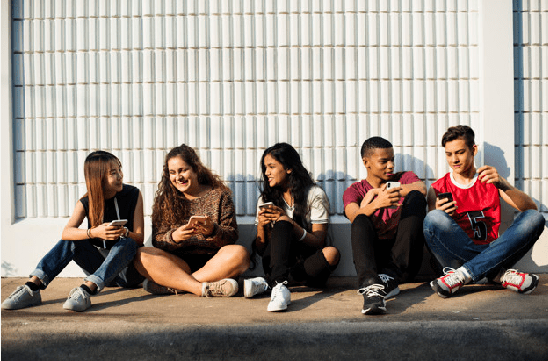 Grupo De Adolescentes Viendo El Móvil