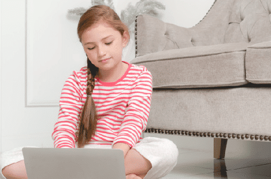 niña navegando por Internet