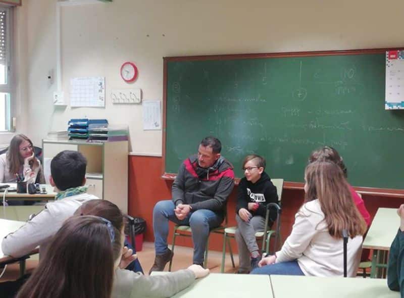 foto Tomás con niño en aula