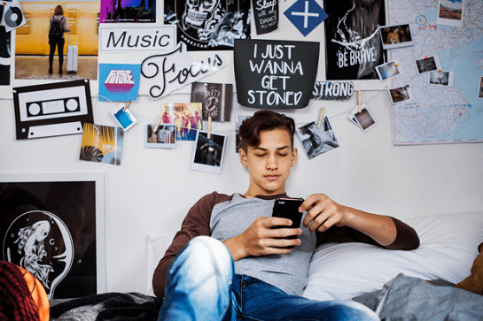 Adolescente Consultando Internet En El Móvil