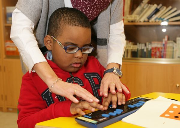 niño ciego clase programación