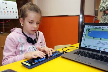 niña ciega programar