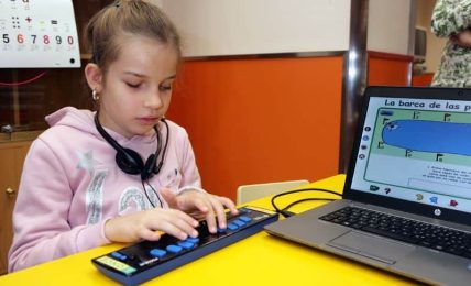 niña ciega programar