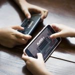 jugar los niños con videojuegos