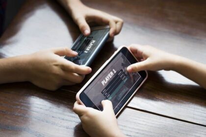 jugar los niños con videojuegos