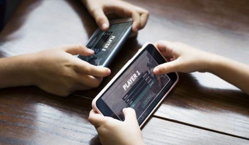 jugar los niños con videojuegos