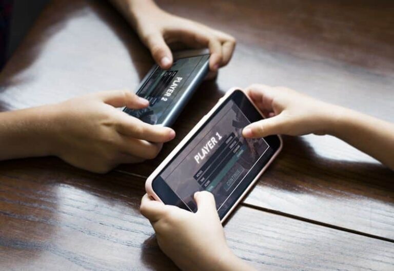 jugar los niños con videojuegos