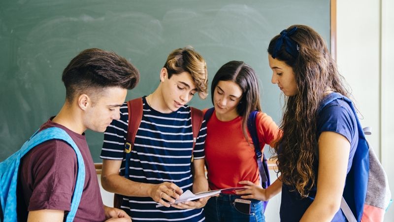 alumnos día de la Constitución en el aula