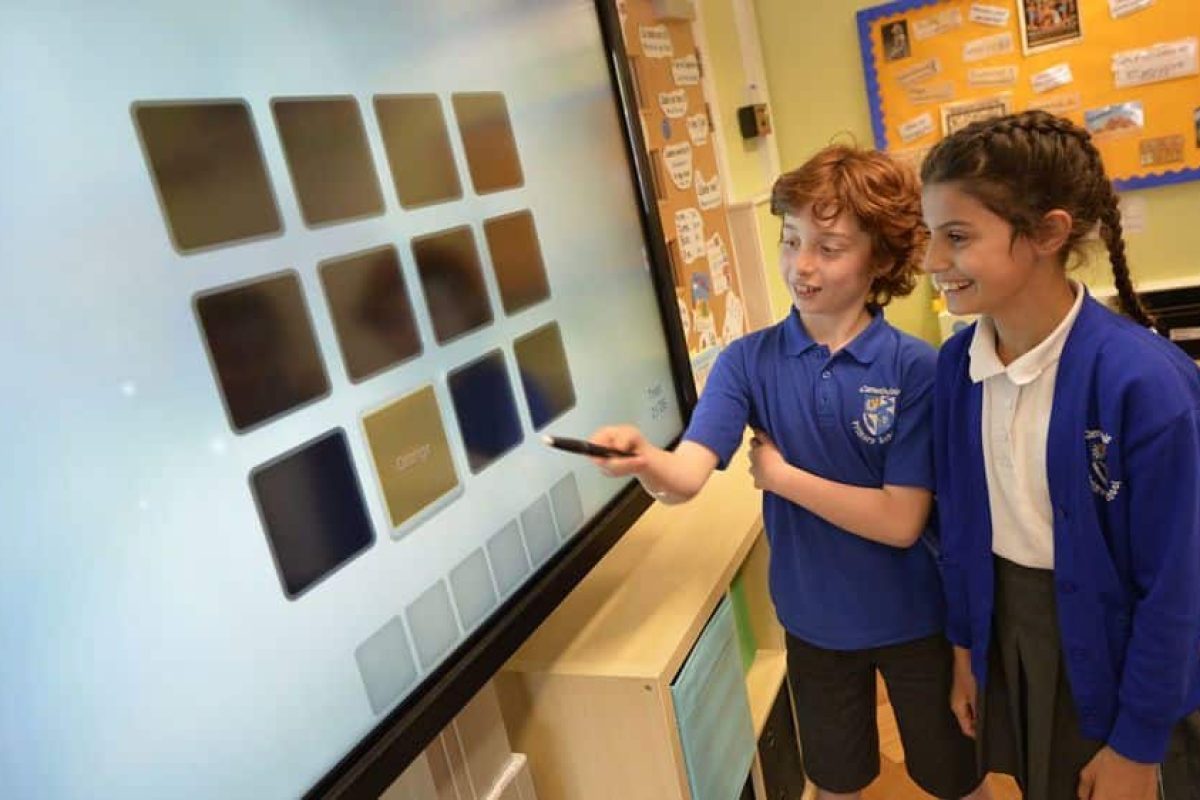 Relajarse en el aula con monitores interactivos cropped Charmex Noticia Tips Clevertouch2