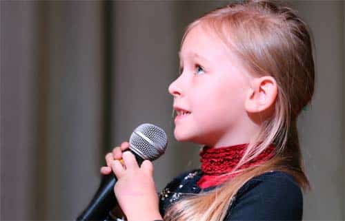 Niña Con Micrófono: Oratoria En Las Aulas