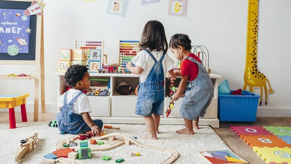 El libro Montessori para bebés y niños pequeños: 200 actividades creativas  en casa para ayudar a