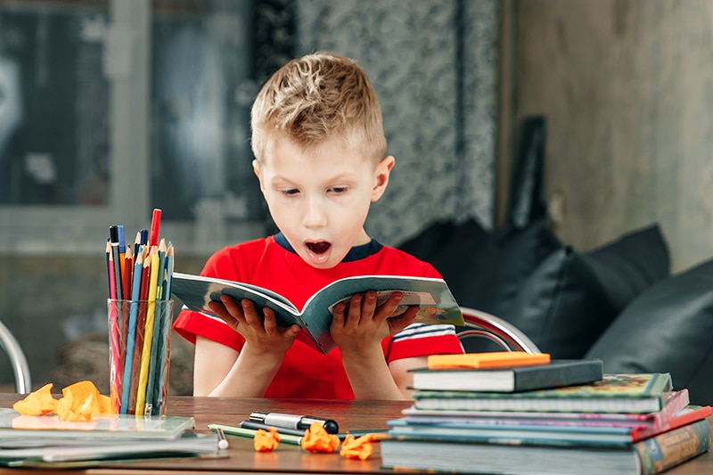 Niño Leyendo