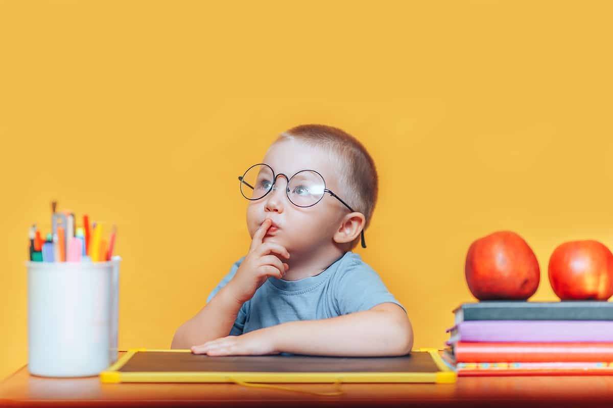Entrenar el pensamiento crítico: un arma eficaz para detectar ‘fake news’ Niño pensando