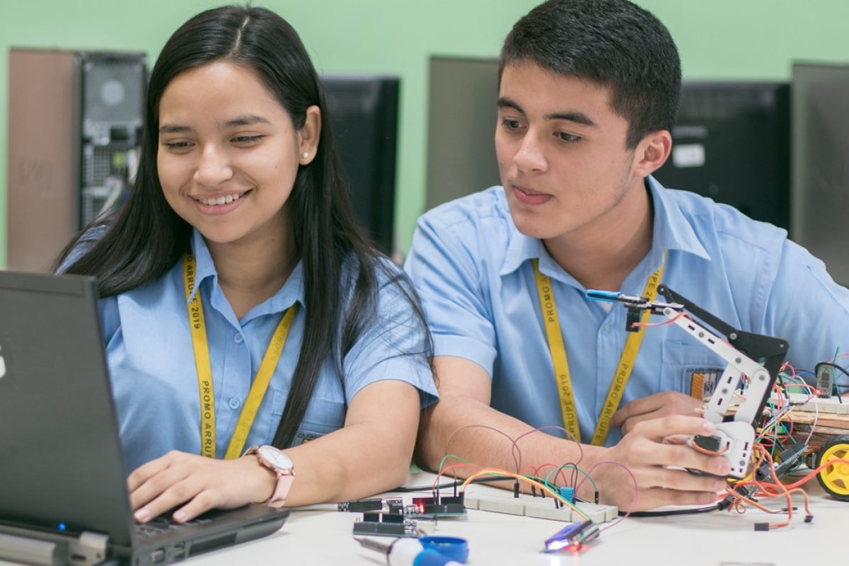 Educación y tecnología para educar en la paz Jovenes Equipo