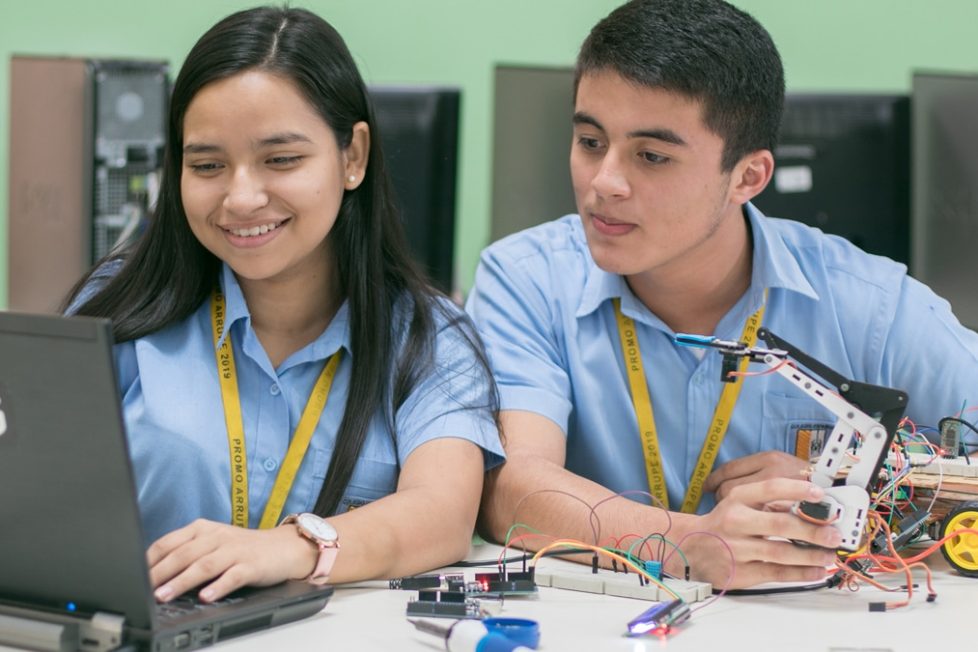 Educación y tecnología para educar en la paz Jovenes Equipo
