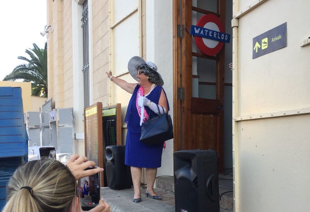 La 'Reina de Inglaterra' visita el Colegio Esclavas del Sagrado Corazón de Jesús