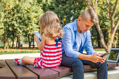 Los estudiantes de entre 12 y 17 años pasan más tiempo conectados a Internet que en clase
