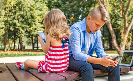 Los estudiantes de entre 12 y 17 años pasan más tiempo conectados a Internet que en clase