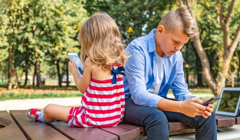 Los estudiantes de entre 12 y 17 años pasan más tiempo conectados a Internet que en clase