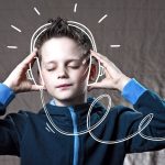 Un niño estucha por unos cascos dibujados