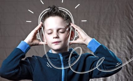 Un niño estucha por unos cascos dibujados